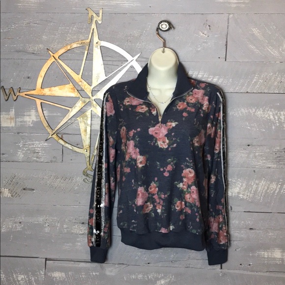 Adorable floral top with sequin LOVE on sleeves - Picture 1 of 6